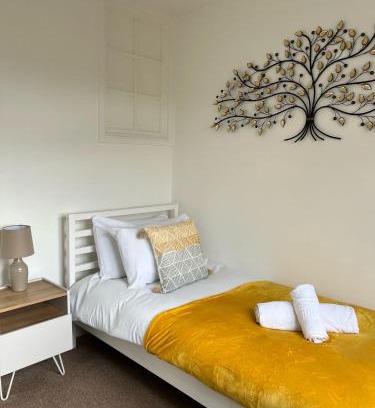 Southampton House | Hospital Convenience - 3 bed house, driveway parking, high speed wifi