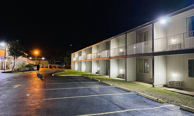 Higbees Daytona Hotel | Host Inn