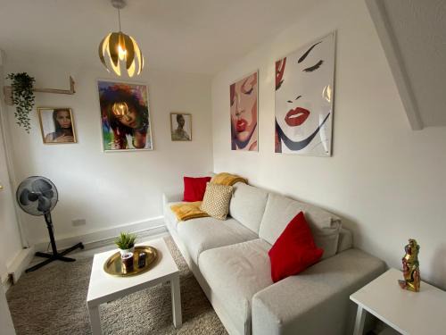 Milton Keynes Apartment | Host & Stay - Cotman Close