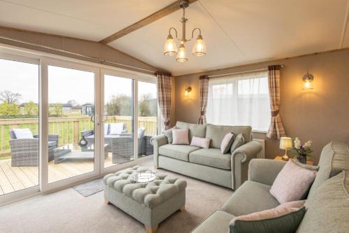 Pickering Ski Chalet | Host & Stay - Fieldview Lodge, Ashdown Retreat