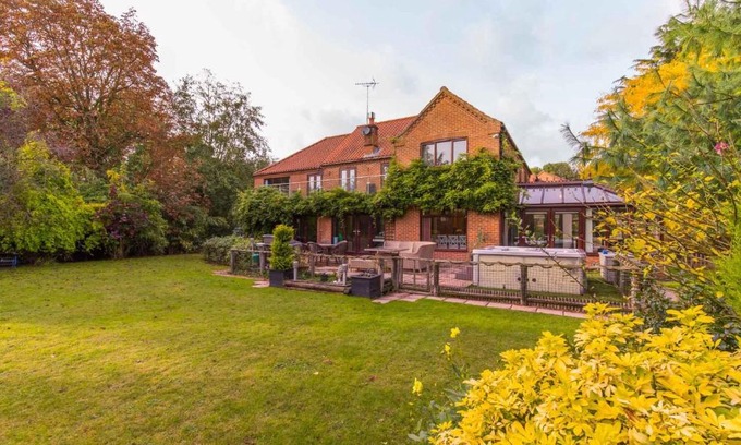 Norwich House | Host & Stay - Four Seasons