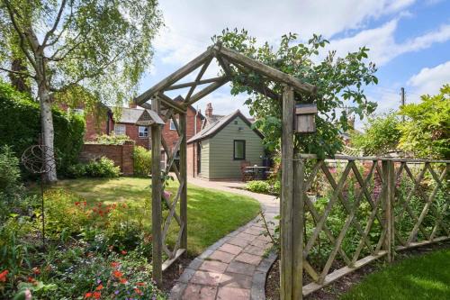 Waresley Apartment | Host & Stay - Garden Studio