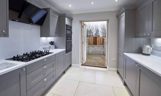 Guisborough House | Host Stay Lowcross Cottage