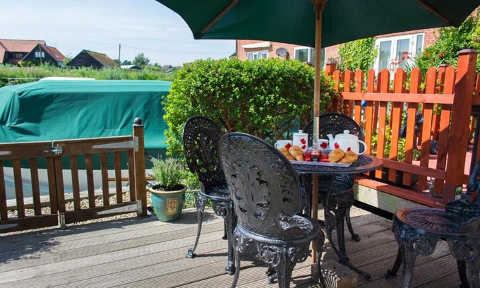 Irstead House | Host & Stay - Quayside Cottage