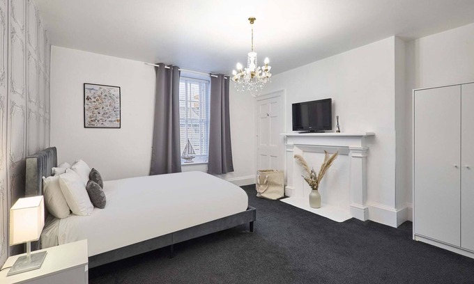Amble Apartment | Host Stay Queen Street Apartment
