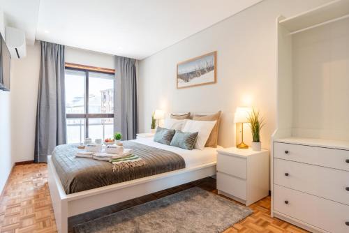 Paranhos Apartment | Host Wise - Bright and Elegant Urban Flat with Balcony