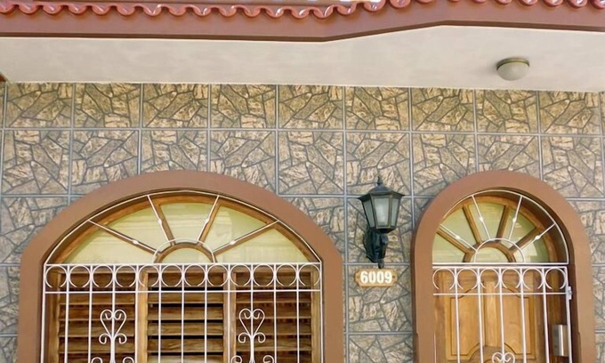 Cienfuegos House | Hostal Los Vitrales