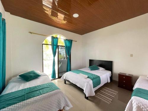 Puerto Villamil House | Hostal Muro De Las Lagrimas with high speed internet Starlink
