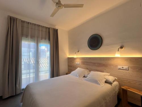 Roses Town Center Hotel | Hostal ROM Familiar