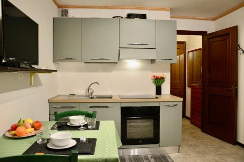 Sestriere Apartment | Hostdomus - Grey Mono