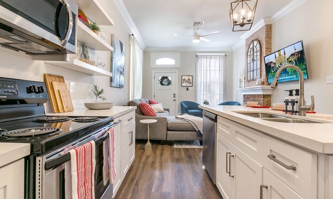 Faubourg Lafayette House | Hosteeva 3BR Steps to St. Charles Ave