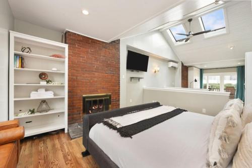 East Allegheny House | HostWise Stays - Great Balcony Views, Patio, Minutes to Stadiums