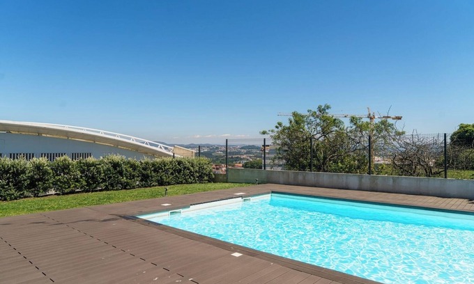 Campanha Apartment | HostWise – Studio w/ Balcony, Pool and Gym | Antas