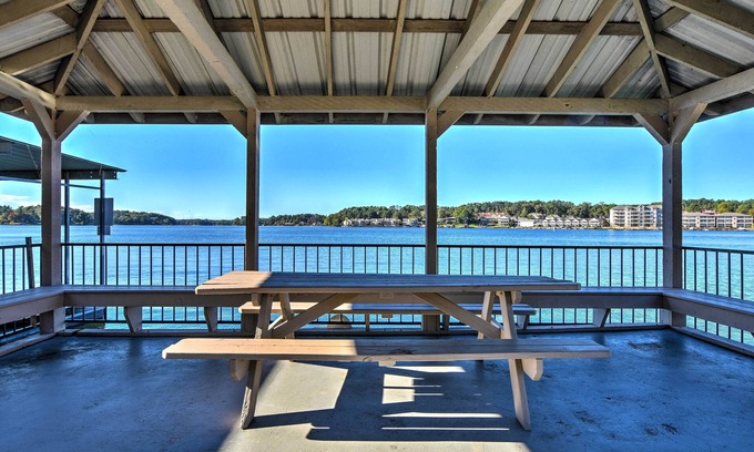 Lake Hamilton Apartment | Hot Springs Condo on Lake Hamilton w/Balcony!