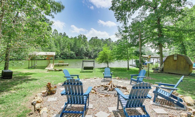 Piney Cottage | Hot Springs Retreat w/Private Dock + Hot Tub!