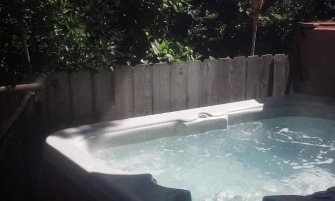 Florence Cottage | Hot Tub, 1 bed, 1bath, dog's ok, walk to beach -'Sea Star Spa'
