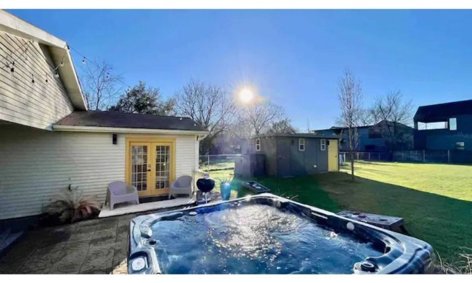 South Manchaca House | *Hot tub 10 beds | 2 Homes Heart of the City|Foosball