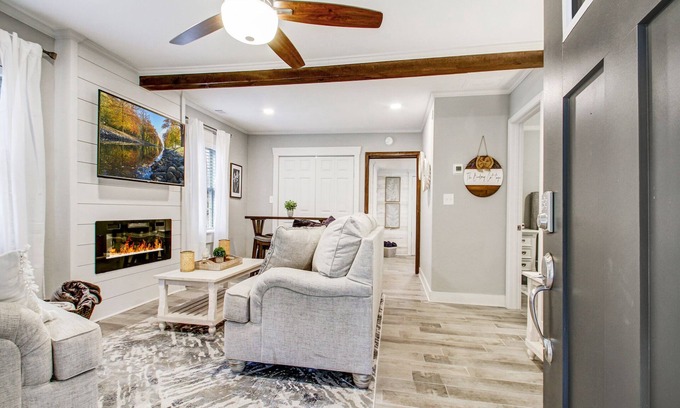 Talking Rock Cottage | Hot Tub /2 Queen Beds /Whole House /In The Middle of EVERYTHING In North Ga!