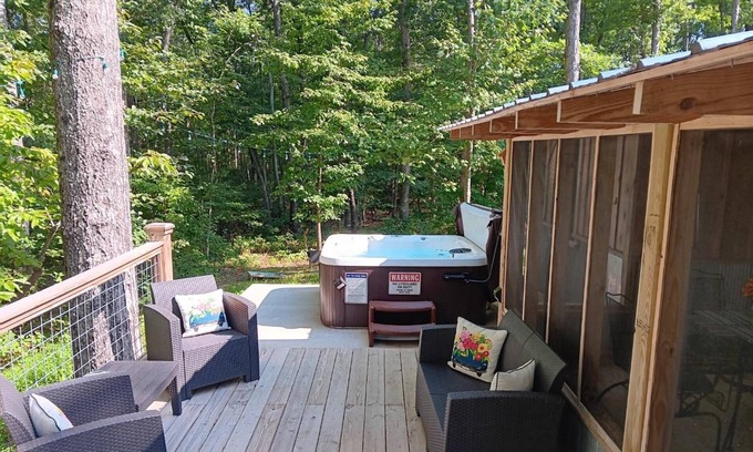 Rising Fawn Cabin | Hot Tub - 2BR + Loft Cabin - 2 mi to Cloudland