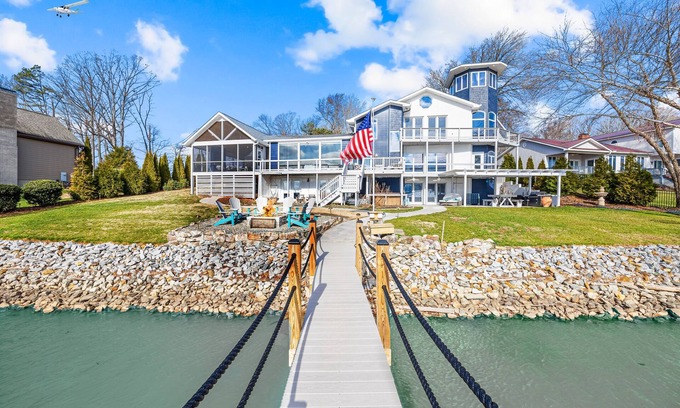 Troutman House | Hot Tub, 360 Lake Views, Movie Theatre, King Suite