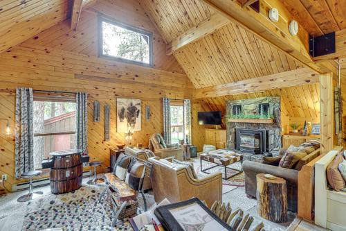 Lead House | Hot Tub and Arcade Table Spacious Retreat in Lead