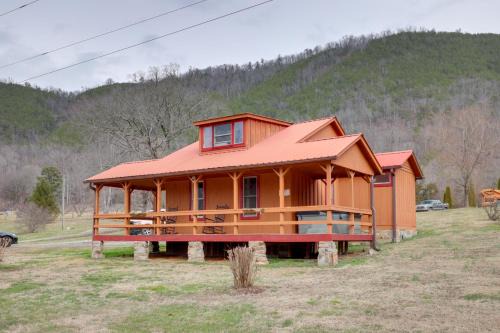 Hot Springs House | Hot Tub and Charcoal Grill Hot Springs Getaway!