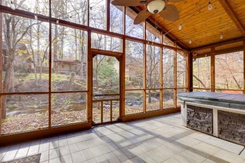 Gatlinburg - Pigeon Forge House | Hot Tub and Creek Gatlinburg Group Getaway!