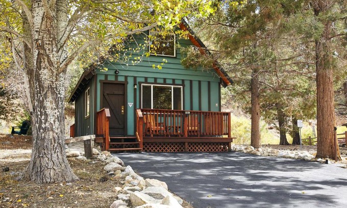 Big Bear City House | Hot Tub and Deck Big Bear City Cabin Near Skiing