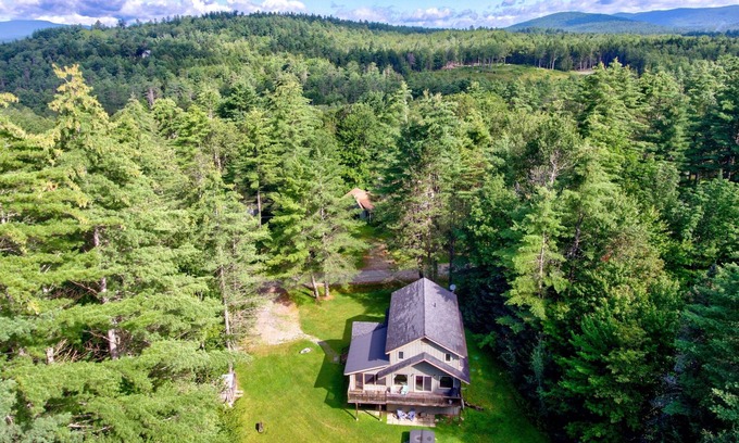 Londonderry Ski Chalet | Hot Tub and Enough Space for 14!