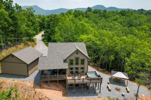 Franklin House | Hot Tub and Fire Pit Blue Ridge Mtn Cabin!
