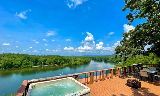 Jones Mills House | Hot Tub and Views Waterfront Escape in Hot Springs