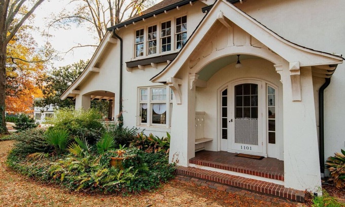 Greensboro House | Hot Tub - Chefs Kitchen-Fenced Yard- Historic Home