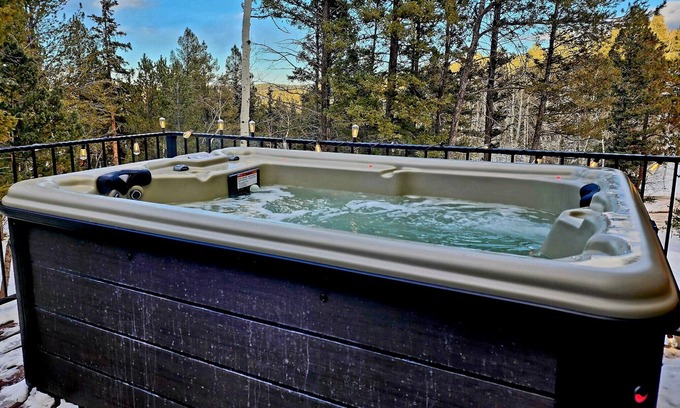 Florissant House | HOT TUB ~ Corner-Lot ~ Lux. Mnt. Lvng.~ No Pet Fee ~ Starlink ~ Family Fun!