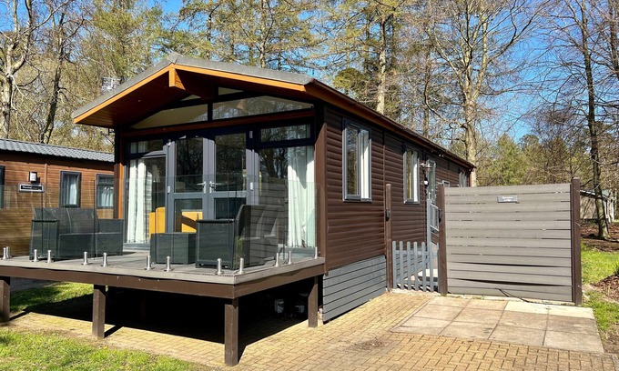 Swarland Cabin | Hot tub Countryside Lodge with golf course