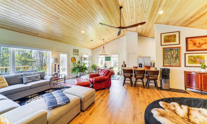 Buechel House | Hot Tub, Deck & Fire Pit: Chic Louisville Home!