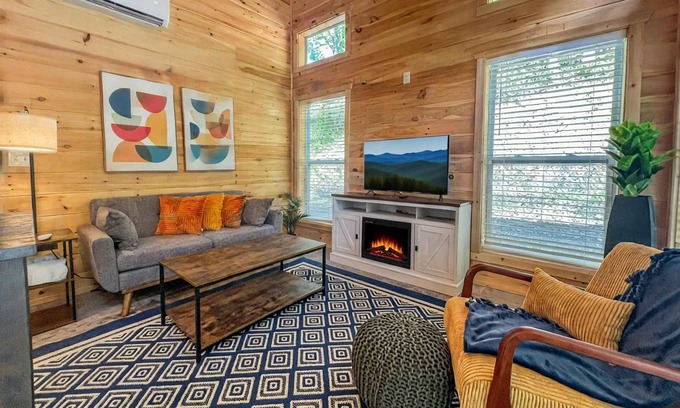 Rocky Grove House | Hot Tub Dog-Friendly Free Dollywood Ticket Perfect for 2 (Four Seasons)