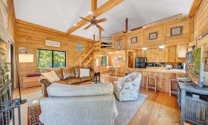 Huddleston House | Hot-Tub, Dogs allowed, Fire Pit, Lakeside Cabin Smith Mountain Lake, Kayaks