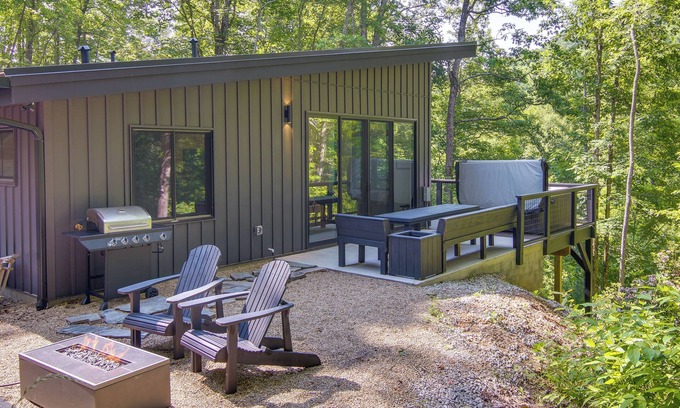 Fairview Cabin | Hot Tub & Fire Pit: Cabin in Black Mountain!