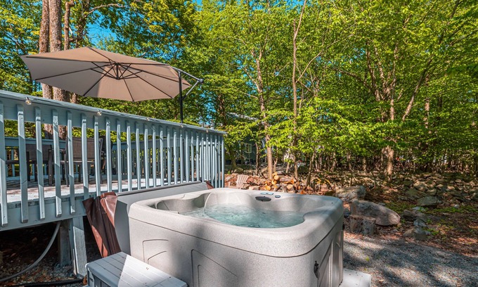 Tobyhanna Ski Chalet | Hot Tub / Fire Pit / Fire Place / Family