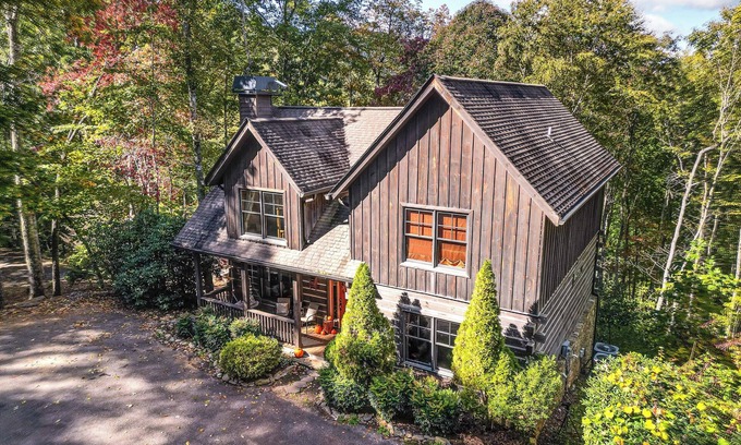 Franklin Cabin | Hot Tub & Fire Pit: Getaway Near Nantahala Gorge!