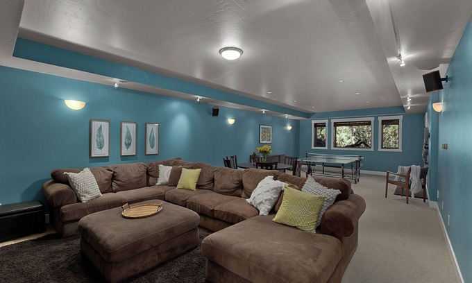 Missoula House | Hot tub, Fire Pit, Ping Pong, & New Kitchen. Family Friendly Garden City Getaway