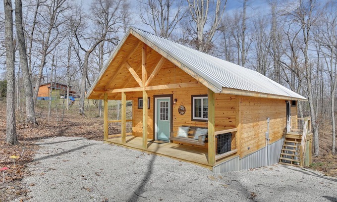Frenchburg Apartment | Hot Tub & Fire Pit: Romantic Getaway in Frenchburg