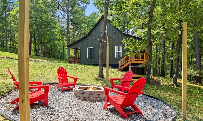 Mount Jackson House | Hot Tub, Fire Pit, Grill, Screened Porch & WiFi