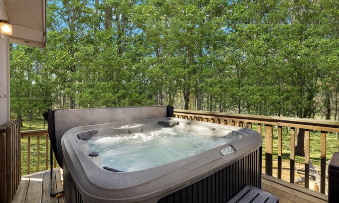 Berkeley Springs Cabin | Hot Tub, FirePit, Large Yard, Screened Porch, WiFi