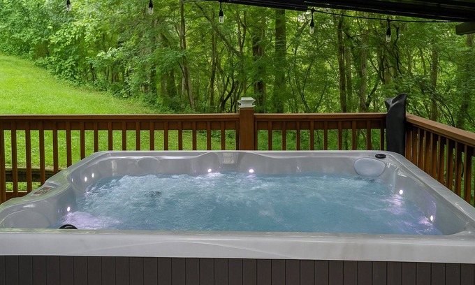 Seymour Cabin | Hot tub/firepit/game room/bunk+king beds/Cozy Sevierville Retreat near Pigeon F.