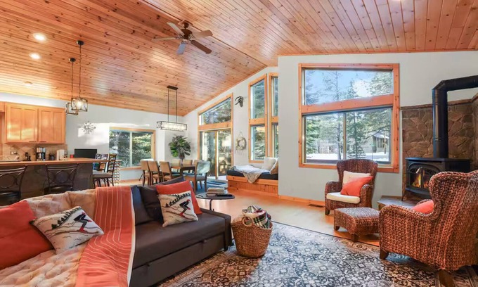 Truckee Apartment | Hot Tub, Game Area, Open Floor Plan, Large Kitchen