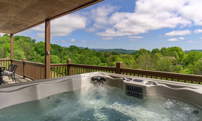 Mars Hill House | Hot Tub, Game Room ✯ 20 min to Downtown Asheville! One Mile to Mars Hill University!