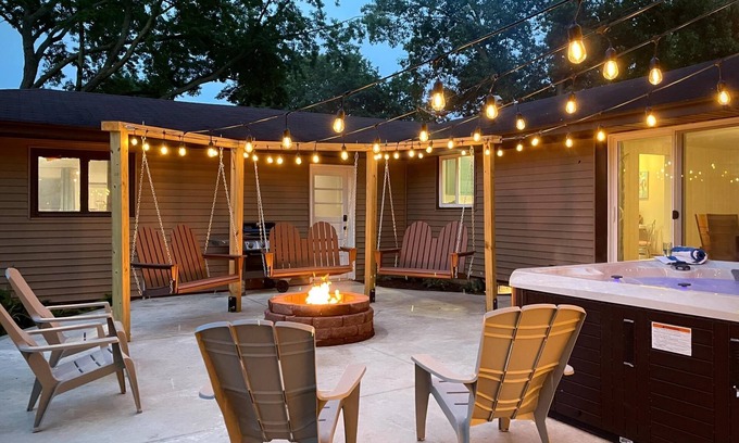 South Bend House | HOT TUB Game Room Heavenly Patio Sleeps 16