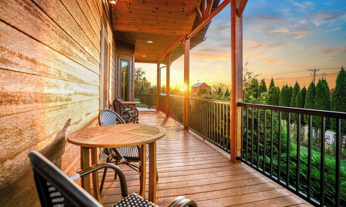 Baraboo House | Hot Tub! Game Room! Sauna! Grill! Baraboo/Dells