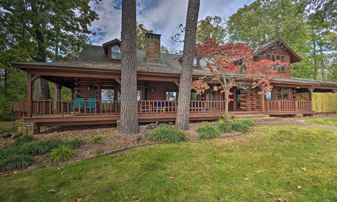 Piney Cabin | Hot Tub, Grill: Hilltop Log Cabin in Hot Springs!
